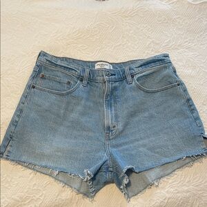 ✨ A&F Distressed Mom Jean Shorts ✨